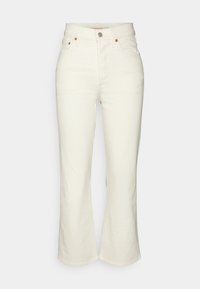Jeans acampanados de mezclilla blanca con una cintura alta, que presentan un cierre de botón y detalles de costura sutiles, textura suave y sin patrones visibles.