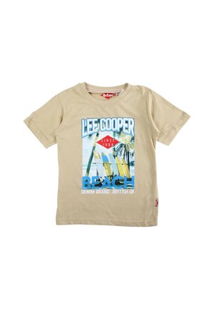 T-shirt beige à manches courtes avec le texte "LEE COOPER" et un graphisme représentant des planches de surf, des palmiers et l'océan sous le mot "BEACH".