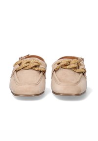 Los zapatos tipo slip-on de ante en tono beige cuentan con un detalle trenzado dorado en la parte frontal, con punta cuadrada y un perfil bajo. Una suela de goma suave completa el diseño.