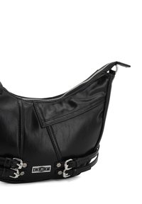 Borsa a mano in ecopelle nera con forma curvata, dotata di accessori in metallo argentato, chiusura con zip e fibbie decorative sui lati.