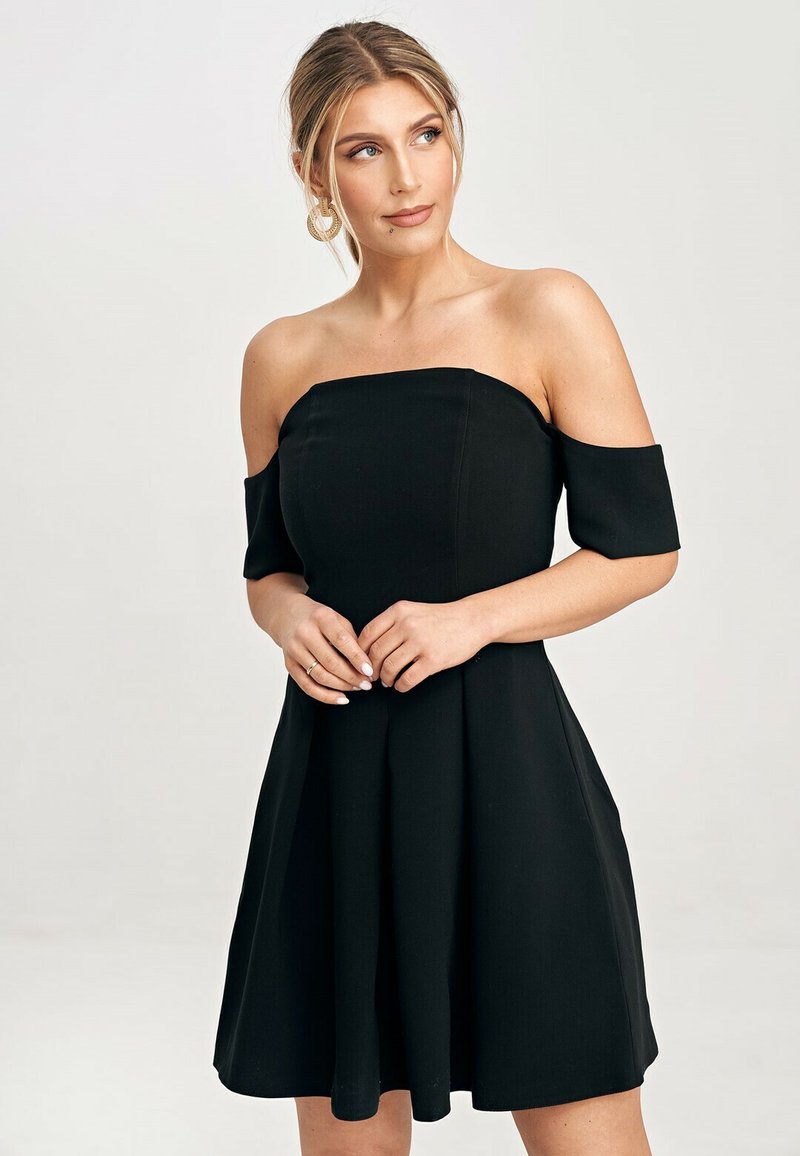 Schwarzes, schulterfreies Kleid mit tailliertem Oberteil und ausgestellt Rock. Glattes Material, minimalistisches Design und Ärmel in mittlerer Länge.