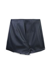 Schwarze, hochwertige Shorts aus Kunstleder mit subtilen Falten und einem leicht überlappten Vorderteil auf weißem Hintergrund.