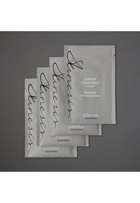 Vier silberne Säckchen mit der Aufschrift "Sarah Chapman London Skinesis 3D Moisture Infusion", in schwarzer Schrift und mit glatter Textur. Jedes enthält 25 ml.