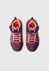 Lila und graue Sportschuhe mit pinken Akzenten, ausgestattet mit einem Mesh-Obermaterial, einer robusten Gummisohle und elastischen Schnürsenkeln für einen sicheren Sitz.