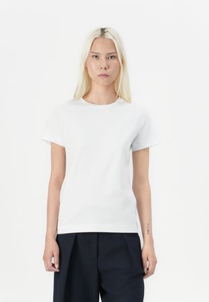 Witte katoenen t-shirt met korte mouwen, ronde hals en subtiele geborduurde logo op de borst. Gladde textuur, getailleerd ontwerp.