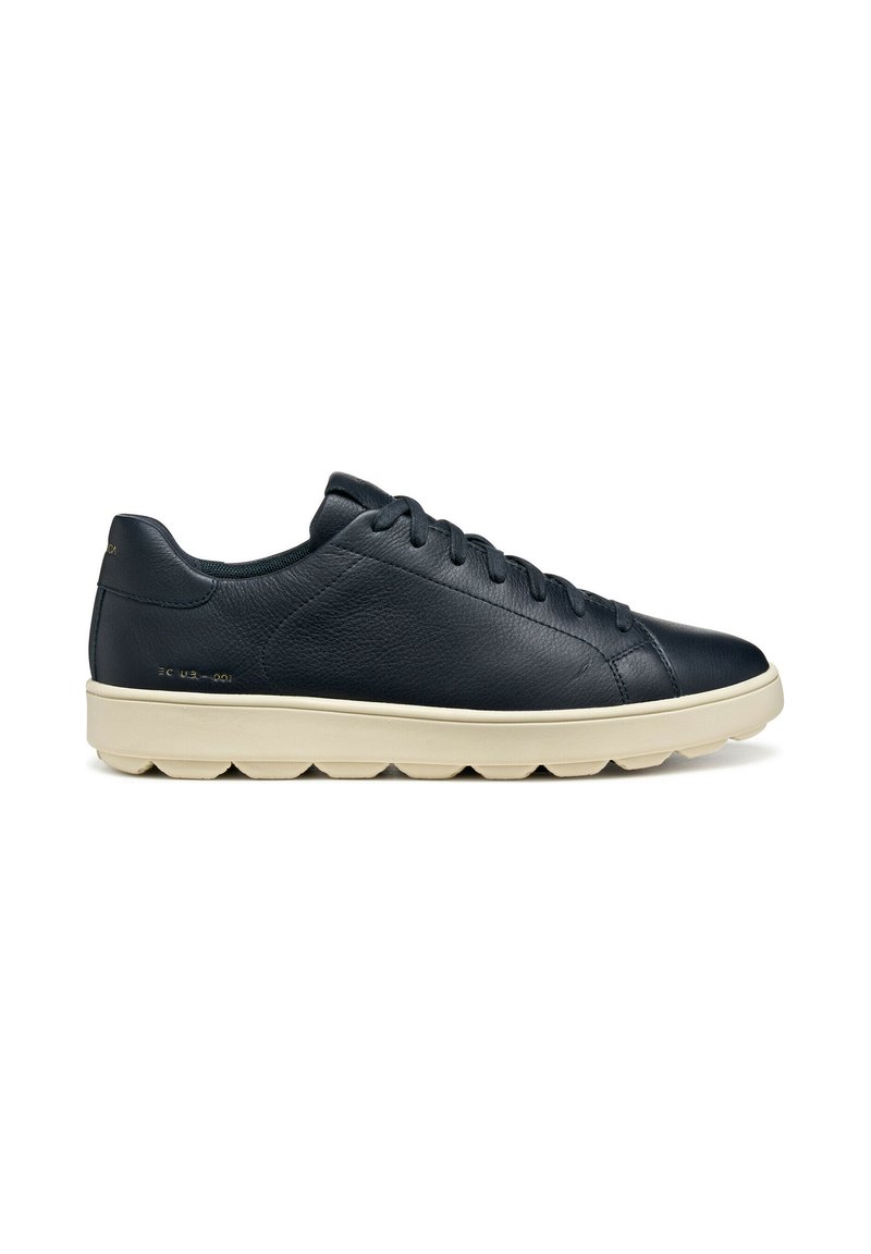 Sneaker in pelle blu navy con superficie testurizzata, dotata di una suola leggera color crema e design tradizionale con lacci. Dettaglio di branding minimale.