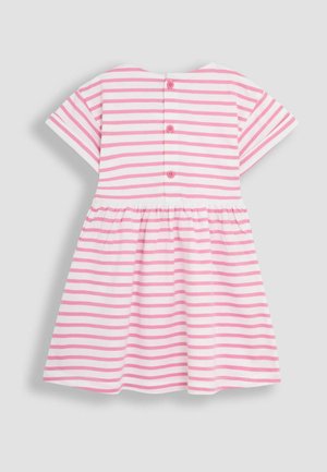 Stribet kjole i hvid og pink, korte ærmer, samlet talje, knaplukning bagpå, blødt bomuldsstof med glat tekstur.