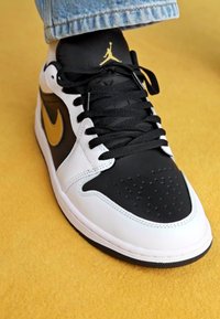 Jordan AIR JORDAN 1 LOW - Sneakers basse - white/metallic gold/black