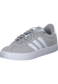 Graue Wildledersneaker mit einer weißen Gummisohle und drei weißen Streifen an der Seite. Mit Schnürverschluss und einer strukturierten Zunge.