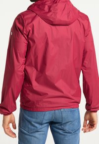 Chaqueta ligera roja con capucha, puños elásticos y banda en el dobladillo. Confeccionada con material resistente al agua y textura suave.