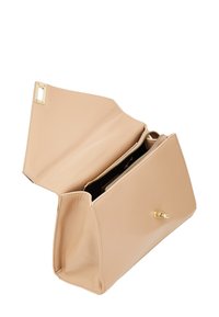 Beige lædertaske med et struktureret design. Har en guld lynlås og en knaplukning, med et sort interiør. Åben for at vise rum.