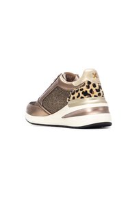 Zapatillas metálicas de bronce con tejido texturizado, detalles de estampado de leopardo y una suela acolchada. Presenta un detalle de cremallera en el costado.