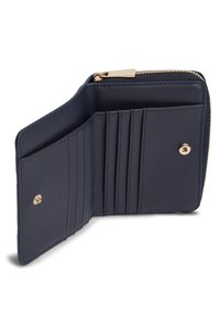 Πορτοφόλι από δέρμα σε ναυτικό μπλε χρώμα με χρυσλό φερμουάρ, πολλαπλές θήκες για κάρτες και κούμπωμα με κουμπί. Ομαλή υφή και καθαρός σχεδιασμός.