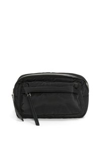 Črn podložen najlonov pouch z zadrgo, ki ima sprednji žep in zanko, ki jo je mogoče snemati za enostavno nošenje. Ima teksturirano površinsko podrobnost.