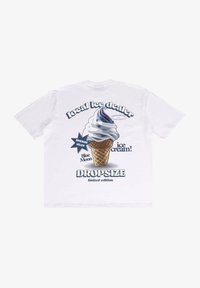 T-shirt blanc avec un graphisme d'un cornet de glace avec de la crème glacée souple, des accents bleus, et le texte : "distributeur de glace local", "Lune Bleue", "DROPSIZE."