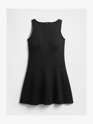 Ujjatlan fekete ruha, testhezálló felsőrésszel, kerek nyakkivágással és bővülő szoknyával, fehér háttér előtt síkban elhelyezve.