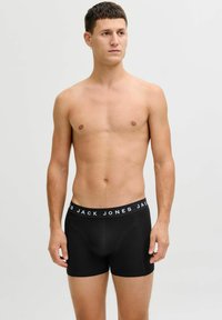 Mustat boxer-alushousut, joissa on logon vyötärö, valmistettu silkkisestä kankaasta. Kappaleissa on muotoiltu malli ja keski-korkea leikkaus mukavuuden ja tuen takaamiseksi.