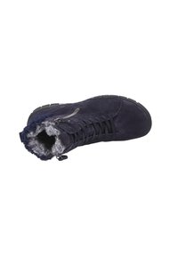 Marineblauwe nubuck enkellaars met faux fur voering, voorste vetersluiting en zijritsdetail; gewatteerde kraag en gestructureerde rubberen zool voor grip.