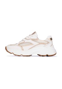 Weiße und goldene Sportschuh mit Mesh-Einsätzen, runden Schnürsenkeln und einer robusten Sohle mit einer profilierten Gummisohle. Seitenansicht.