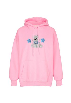 Pink hoodie med et gråt plyskat katte design med butterfly i midten, flankeret af to blå stjerneformer, kængurulomme nedenunder.