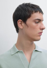 Massimo Dutti LIGHTWEIGHT V-NECK - Polotričko - evergreen