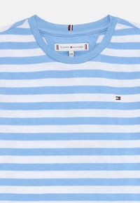 Tommy Hilfiger ESSENTIAL STRIPE RUFFLE - Camiseta estampada - cloudy blue
