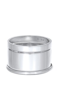 Anello in argento, finitura liscia, design cilindrico con fascia larga, caratterizzato da un sottile dettaglio a scanalatura; contrassegnato con "925" per argento sterling.