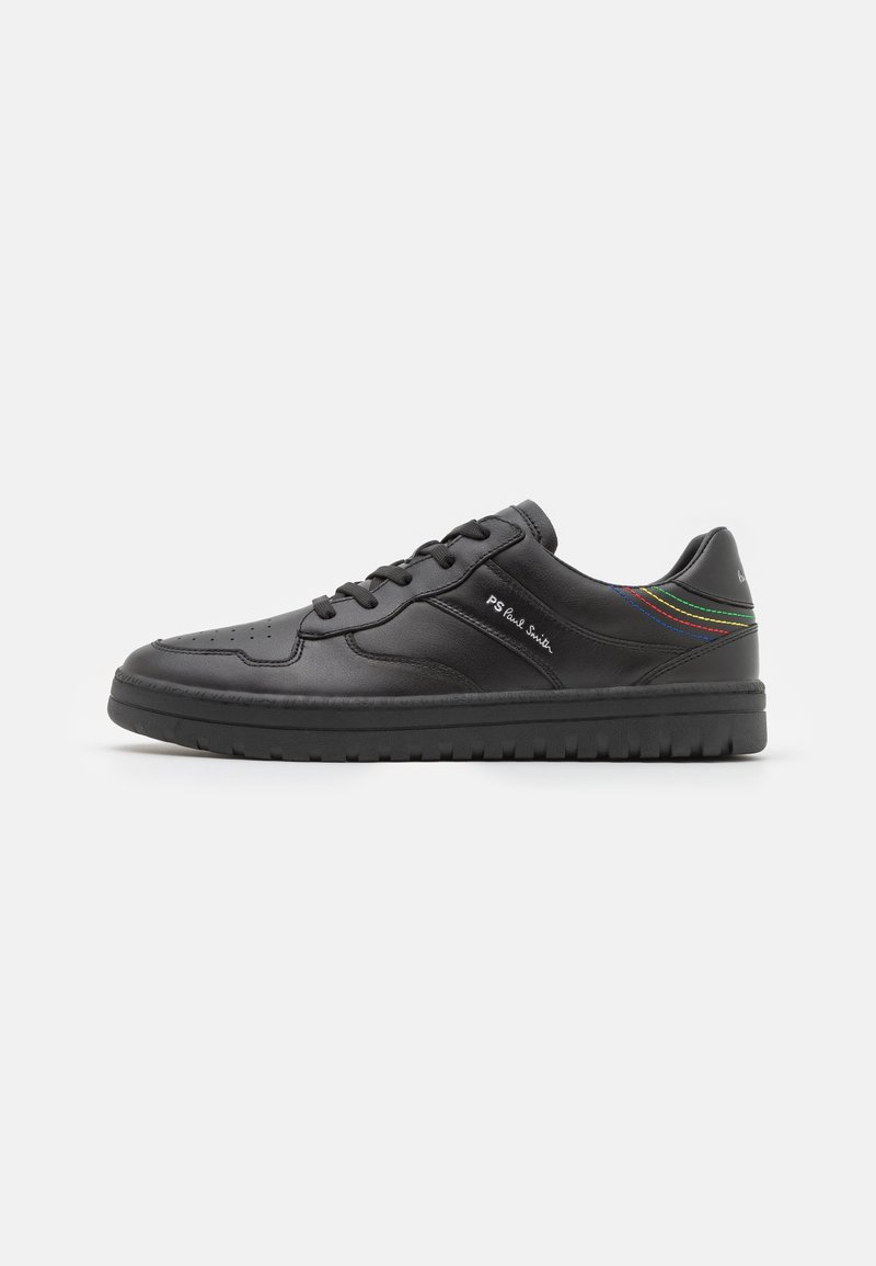 Baskets basses en cuir noir avec lacets noirs, logo "PS Paul Smith" sur le côté et bandes aux couleurs de l’arc-en-ciel sur la languette de talon.