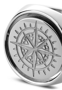 Sølvring med et sirkulært design som har et hevet kompassmotiv, detaljert med retningspunkter og intrikate linjer. Polert finish.