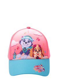 Cappello rosa con un design di un cane animato; visiera blu. Presenta nuvole e impronte di zampe; testo "Giorni d'Estate con Zampa" sulla parte frontale. Tessuto morbido.