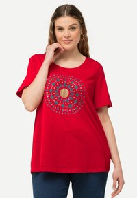 Ulla Popken EN A À COL ROND ET MANCHES COURTES MANDALA - Triko s potiskem - crimson