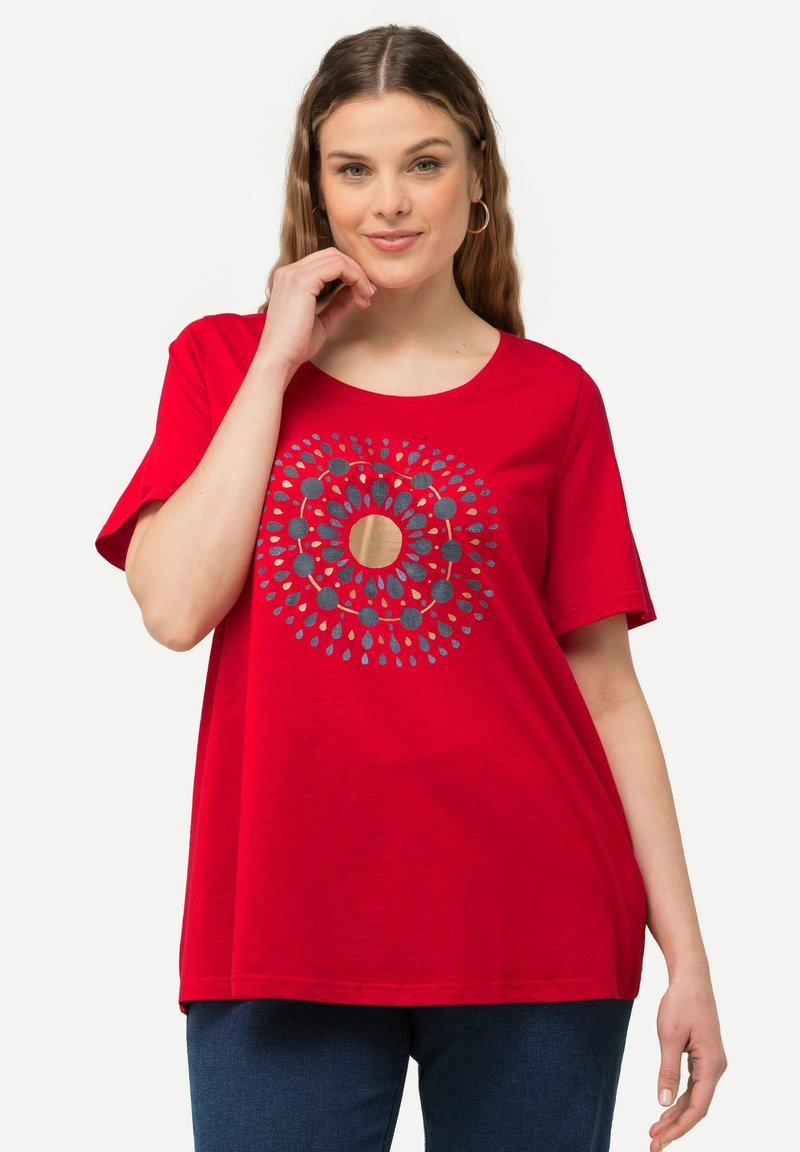 Ulla Popken EN A À COL ROND ET MANCHES COURTES MANDALA - Triko s potiskem - crimson