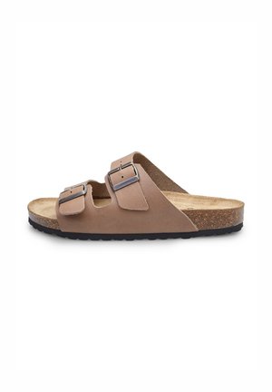 Sandale à glissière en suede brun avec deux boucles métalliques ajustables, semelle en liège et semelle en caoutchouc noir texturé.
