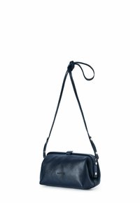 Borsa a tracolla blu in pelle con una forma strutturata, dotata di chiusura a scatto e una lunga tracolla regolabile. Texture liscia, dettagli minimi.