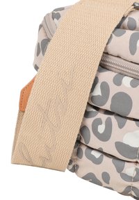 Borsa compatta con un design a motivo leopardato beige e grigio, dotata di una tracolla testurizzata con lettering in rilievo e chiusura con cerniera.