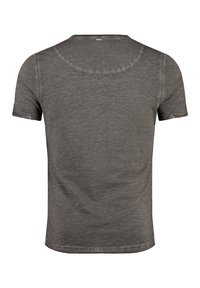 Camiseta gris de manga corta. Presenta un escote redondo y una tela suave y texturizada. Diseño sencillo sin patrones ni adornos.