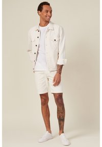 BONOBO Jeans UMWELTFREUNDLICHE BERMUDA - Shorts - ecru