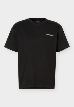 Μαύρο κοντομάνικο μπλουζάκι με στρογγυλή λαιμόκοψη και μικρό λευκό κείμενο στο αριστερό στήθος που αναγράφει "FROM FARMACIA FRANCO TO THE WORLD BENFICA. DRIVEN BY PASSION".