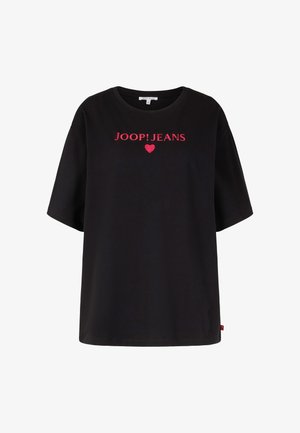 Schwarzes Baumwoll-T-Shirt mit kurzen Ärmeln, versehen mit der Aufschrift „JOOP!JEANS“ in roter Schrift und einem Herz-Grafik. Rundhalsausschnitt, lockere Passform.