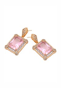 Orecchini color oro con una grande pietra rosa quadrata, arricchiti da piccoli accenti rettangolari e a forma di pera trasparenti, che mettono in evidenza dettagliati incastonamenti.