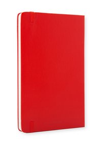 Quaderno rigido rosso con angoli arrotondati, chiusura con elastico e pagine rigate, caratterizzato da una superficie liscia e un branding minimale.