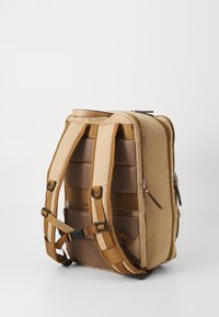 Brauner Rucksack mit Mesh-Rückenpanel, dicken Schulterriemen, Reißverschlussfächern und verstärktem oberen Griff. Glatte Textur, rechteckige Form.