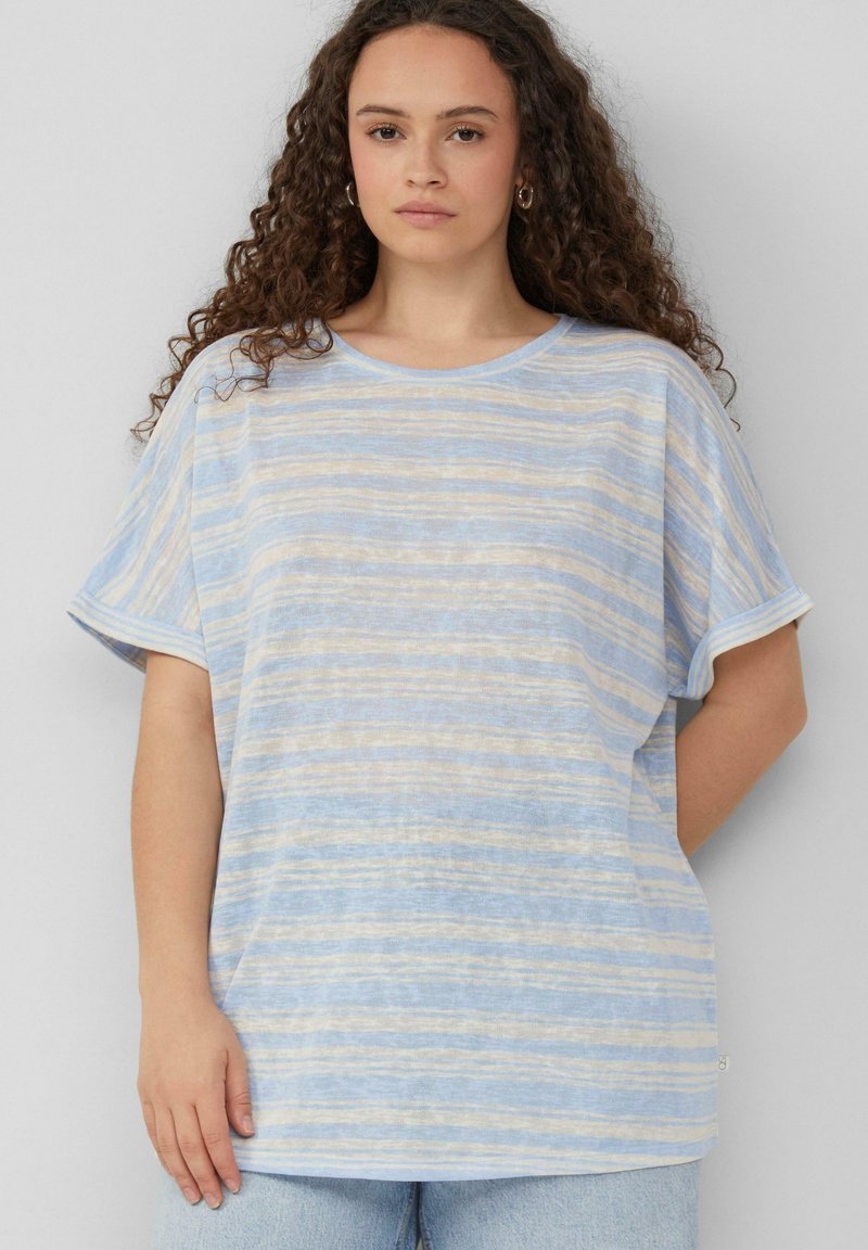 Lichtblauw gestreept t-shirt met een relaxte pasvorm, ronde halslijn en korte mouwen. Gemaakt van een textuurstof met crèmekleurige en lichtgele strepen.