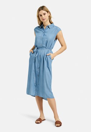 Jeanshemdkleid in Hellblau mit kurzen Ärmeln, Knopfverschluss vorne und Taillengürtel. Verfügt überSeitentaschen und einen mittellangen Schnitt.