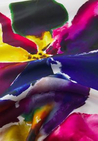 Modello floreale vibrante su tessuto morbido e liscio; presenta tonalità di viola, rosa, giallo e blu con una texture ad acquerello e un audace mix di colori.