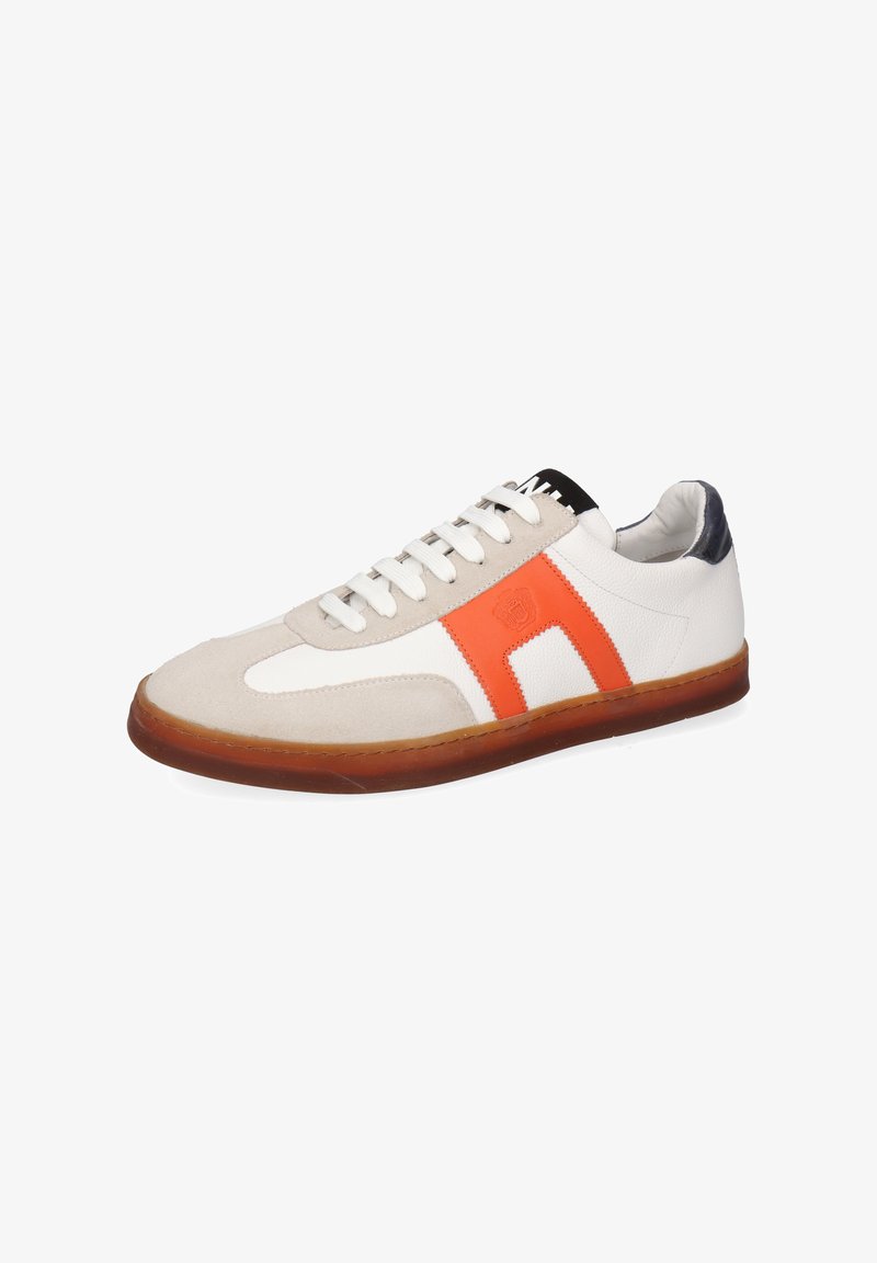 Sneaker bianco e beige con un accento arancione, materiali in suede e pelle, punta rotonda, suola testurizzata e lacci piatti.