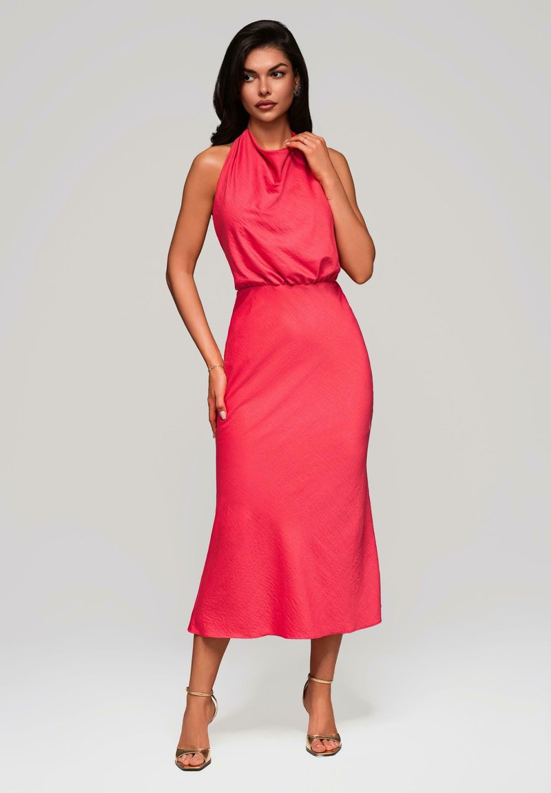 Robe midi ajustée à col halter en tissu rose vif, texture lisse avec un léger éclat. Caractéristiques : taille cintrée et jupe fluide.