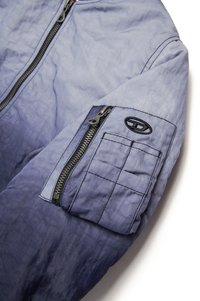 Modrá gradientová bomber bunda s predným zipsom, rebrovaným golierom a náprsnou vreckom na rukáve s čiernym logom a šitím.