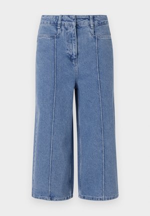 Lichtblauwe denim culottes met een wijd uitlopende pasvorm, voorzien van voor- en achterzakken, en opvallende stiksels langs de naden.