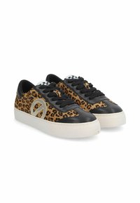 Zwarte sneakers met luipaardprint hebben een gestructureerde bovenkant, contrasterende leren details, een dikke witte zool en zwarte veters met een dambordaccent.